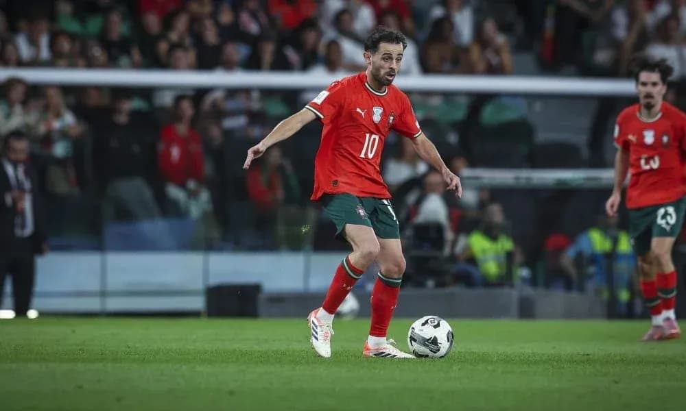 Jugador de Portugal controlando el balón en el campo Jugador de Portugal controlando el balón en el campo