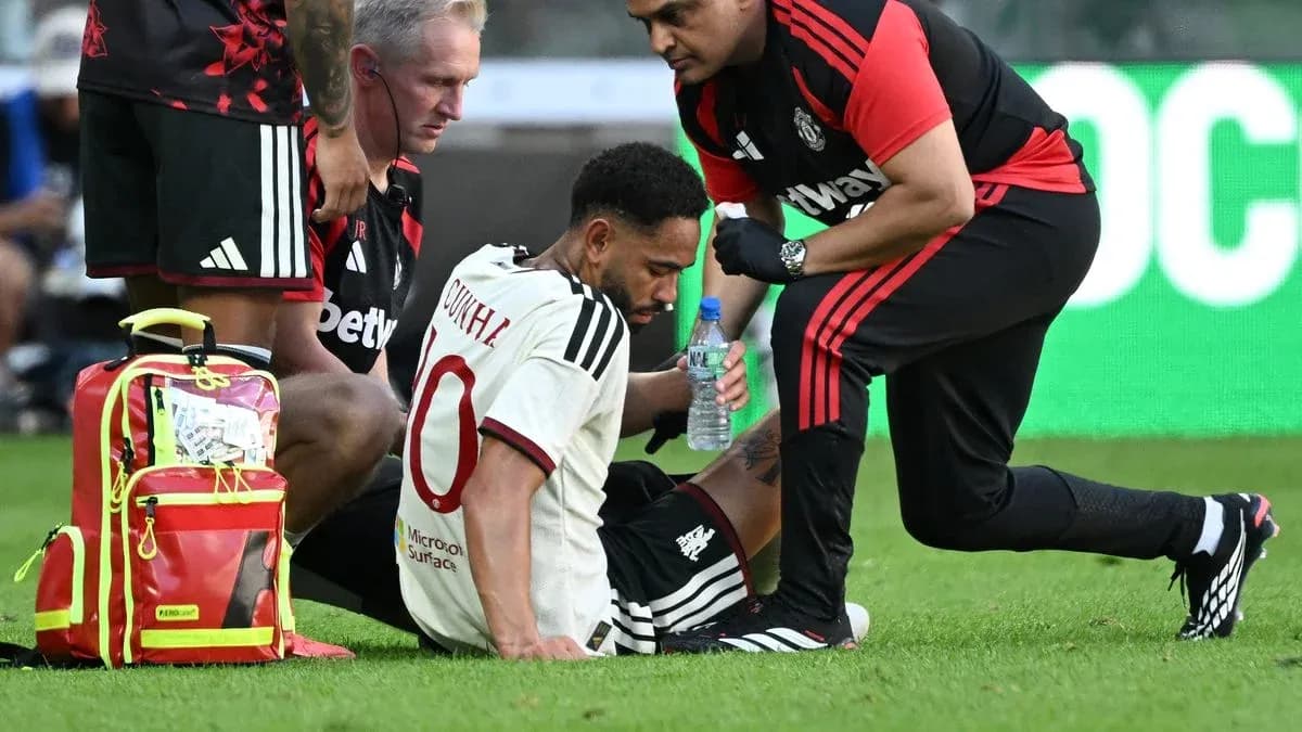 Jugador siendo atendido por el personal médico Jugador siendo atendido por el personal médico
