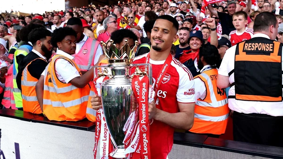 Jugador de Arsenal sosteniendo trofeo de Premier League Jugador de Arsenal sosteniendo trofeo de Premier League