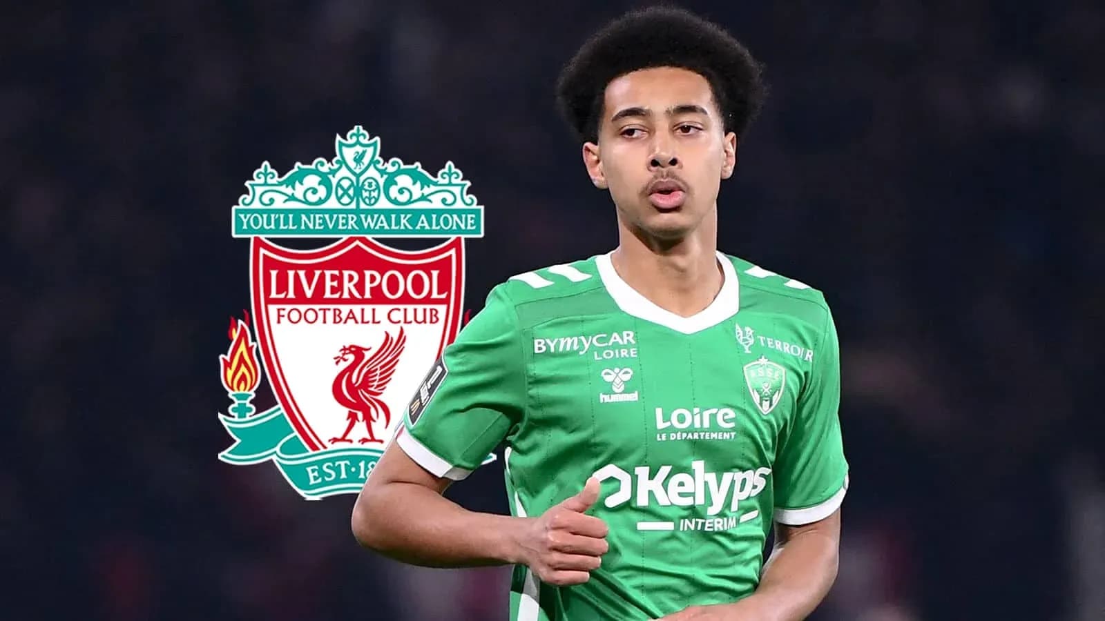 Jugador en camiseta verde con logo de Liverpool detrás Jugador en camiseta verde con logo de Liverpool detrás