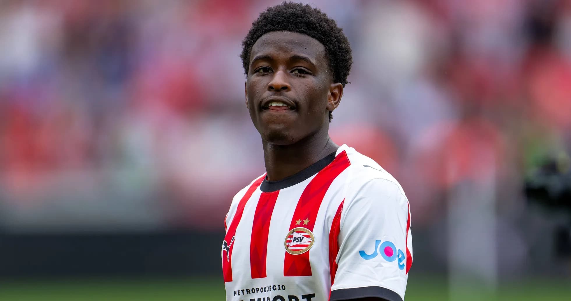 Jugador de PSV con camiseta roja y blanca en el campo Jugador de PSV con camiseta roja y blanca en el campo