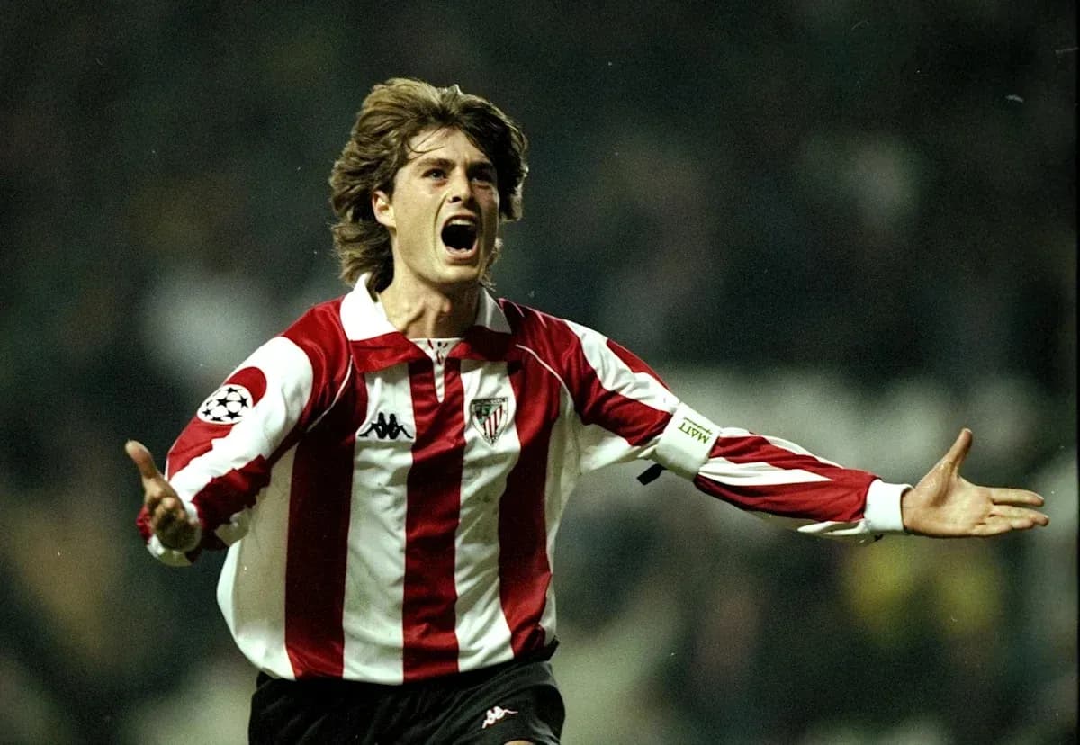 Jugador celebrando un gol con camiseta del Athletic Club Jugador celebrando un gol con camiseta del Athletic Club