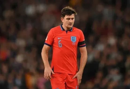 Jugador de Inglaterra en uniforme rojo durante partido Jugador de Inglaterra en uniforme rojo durante partido