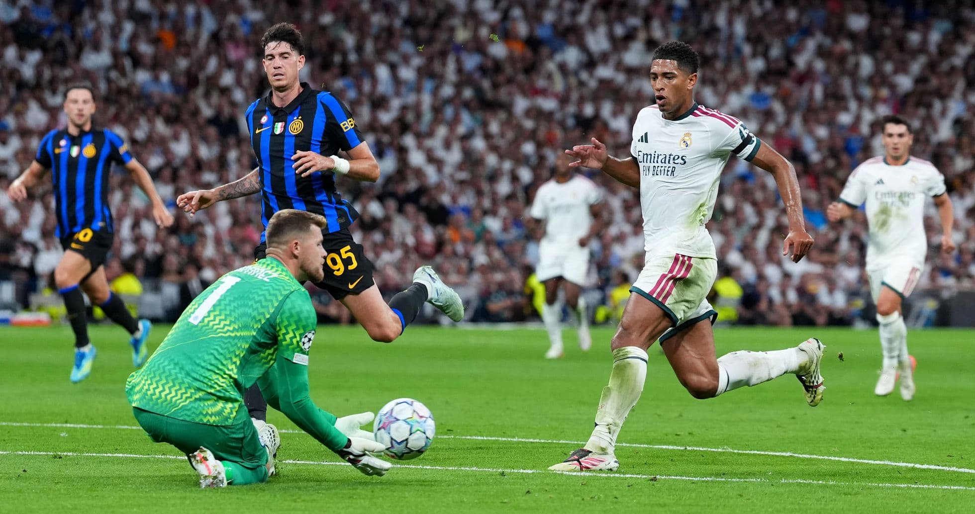 Jugadores de Real Madrid e Inter luchando por el balón Jugadores de Real Madrid e Inter luchando por el balón