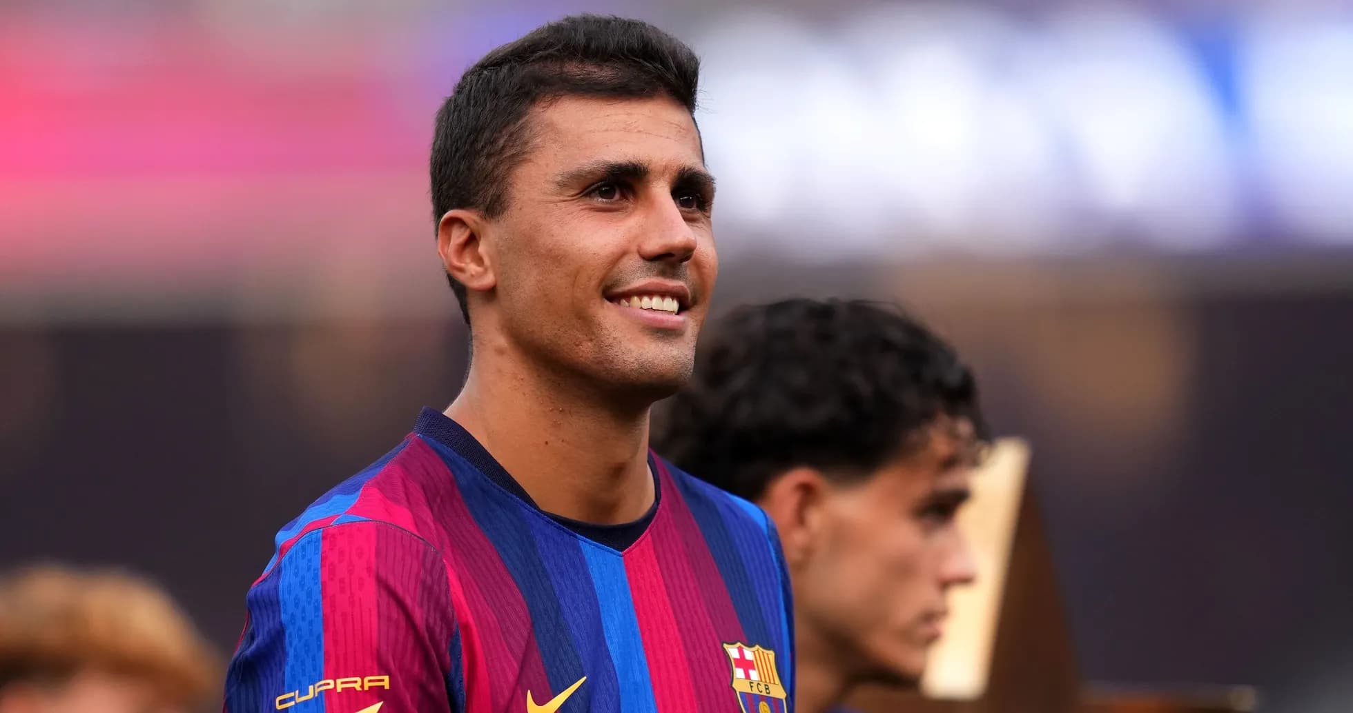 Jugador de FC Barcelona sonriendo en el campo Jugador de FC Barcelona sonriendo en el campo