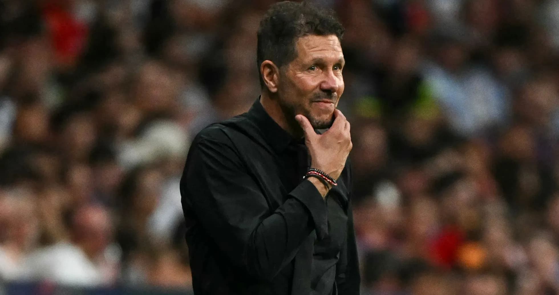 Entrenador en la línea de banda durante el partido Entrenador en la línea de banda durante el partido