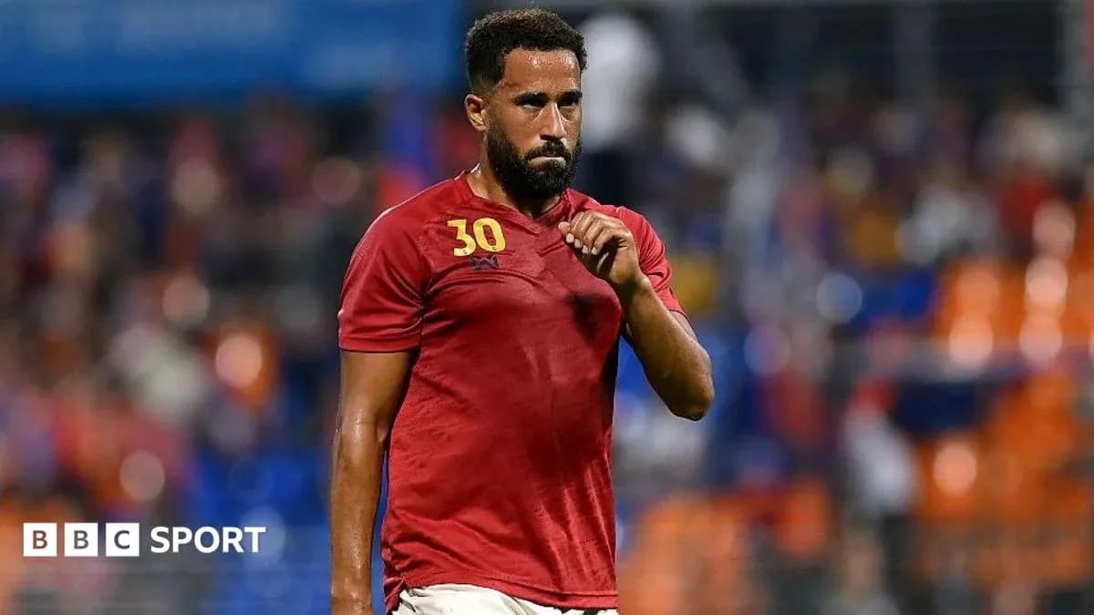 Jugador con camiseta roja en el campo de fútbol Jugador con camiseta roja en el campo de fútbol