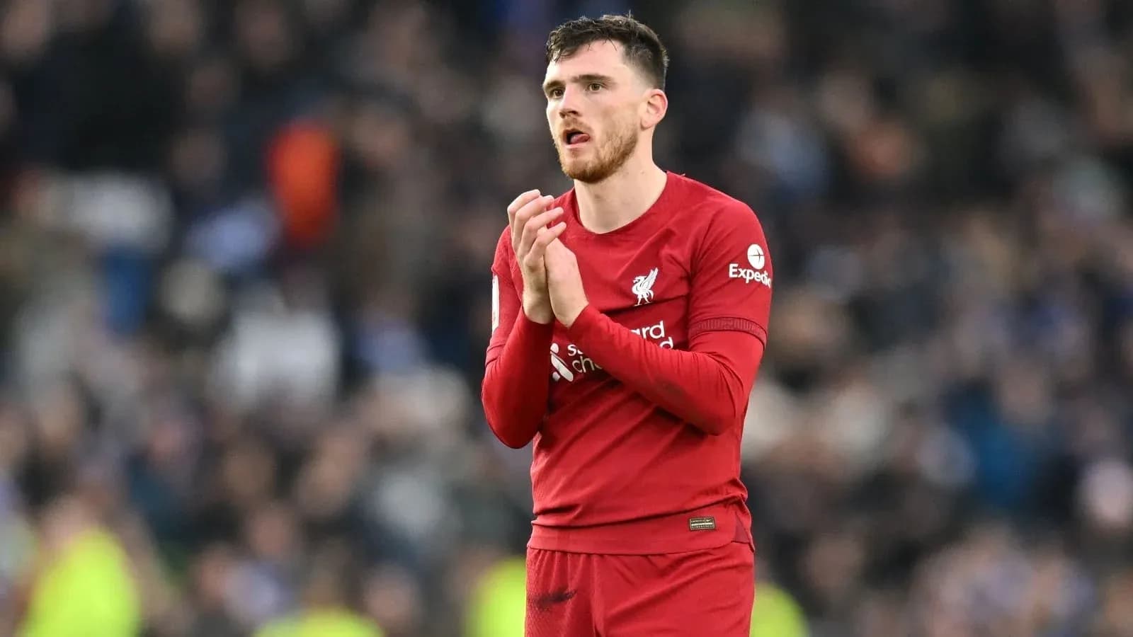 Jugador de Liverpool aplaudiendo en el campo Jugador de Liverpool aplaudiendo en el campo