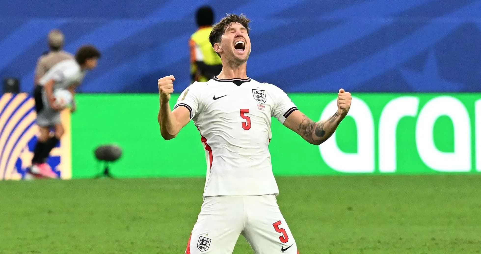 Jugador de Inglaterra celebrando con los brazos en alto Jugador de Inglaterra celebrando con los brazos en alto