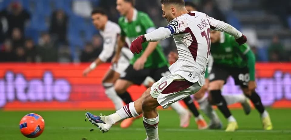Jugador de Torino ejecutando un penalti Jugador de Torino ejecutando un penalti
