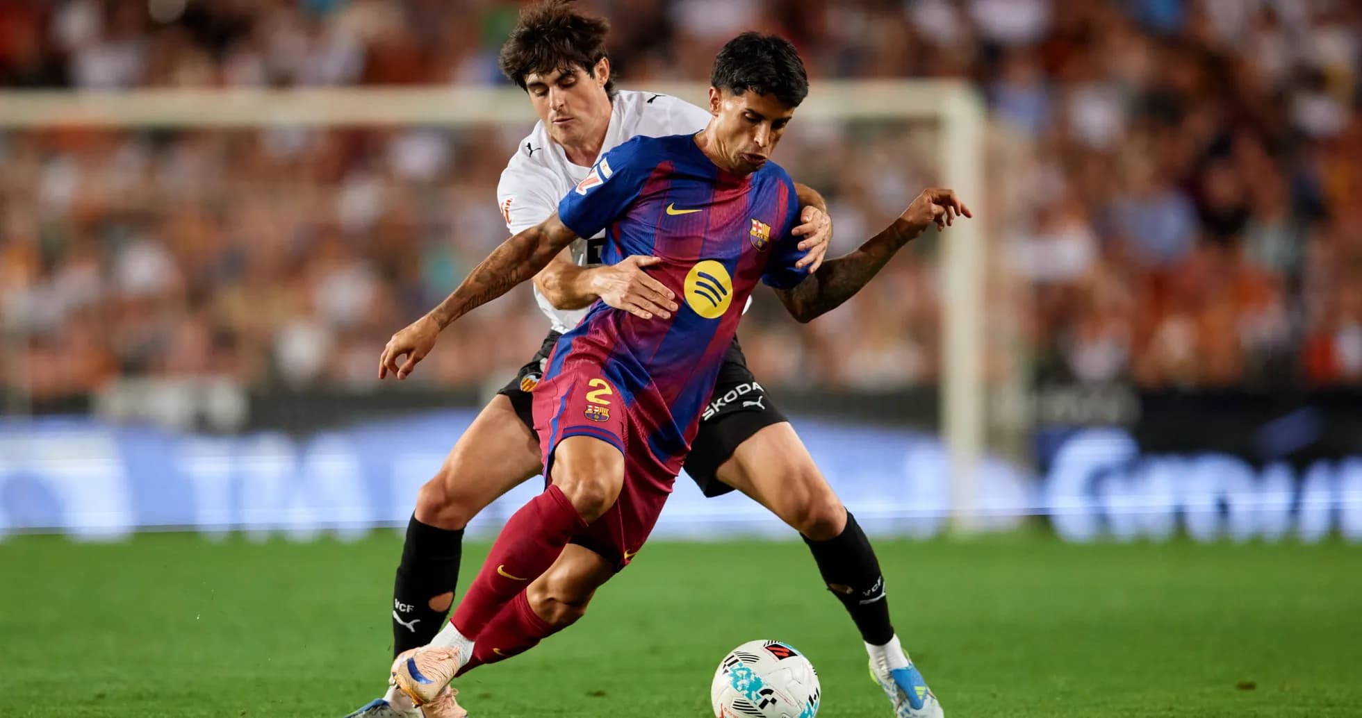 Jugador de Barcelona luchando por el balón contra rival Jugador de Barcelona luchando por el balón contra rival