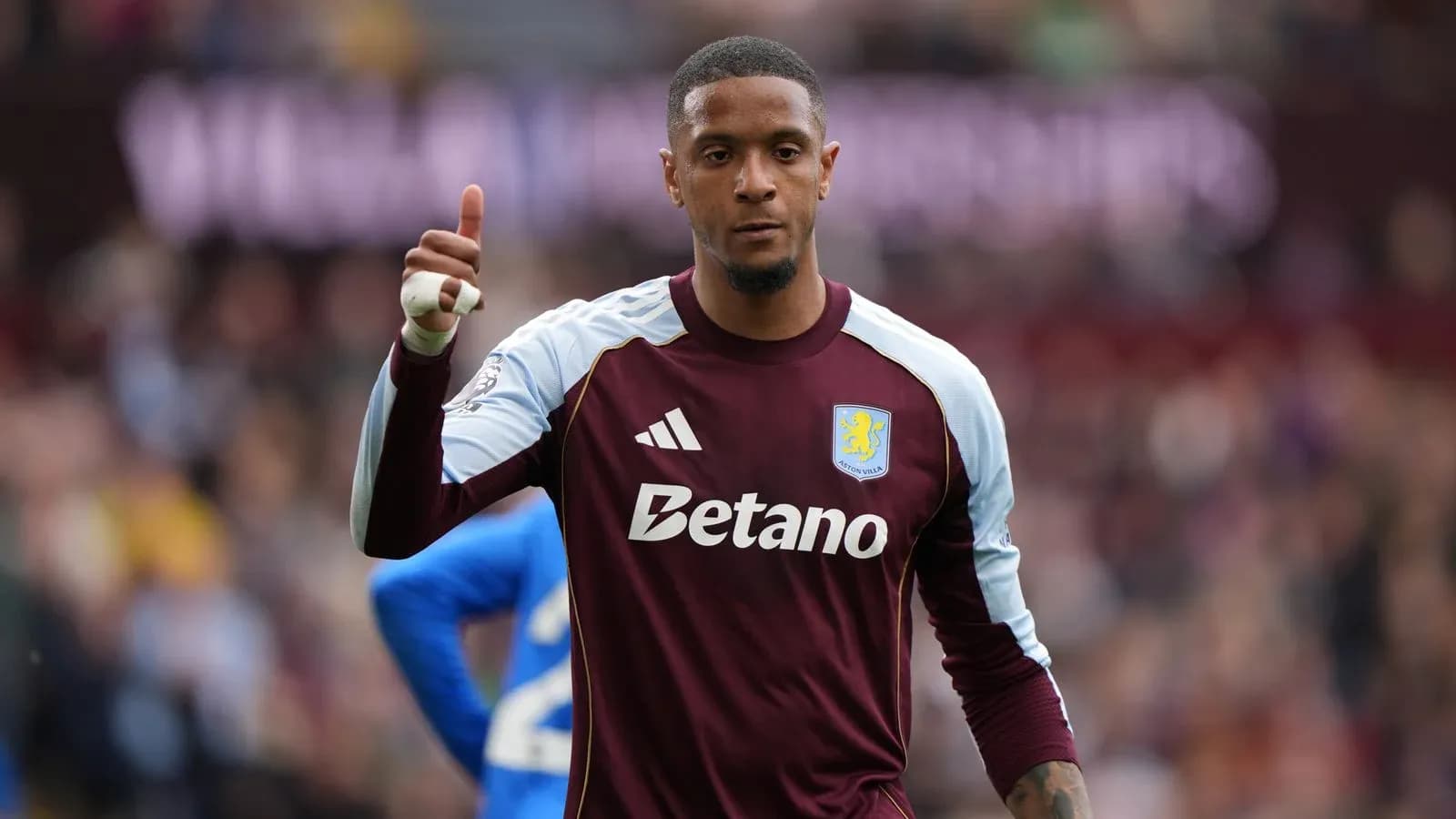 Portero de Aston Villa con pulgar hacia arriba Portero de Aston Villa con pulgar hacia arriba