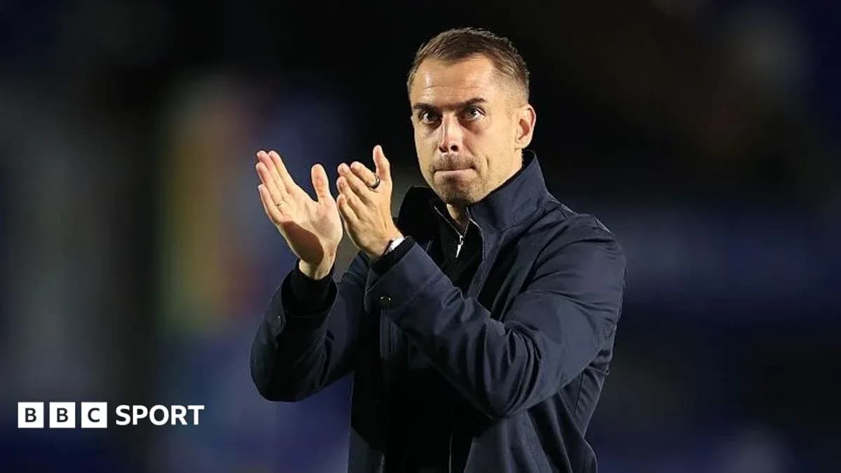 Entrenador aplaudiendo durante el partido Entrenador aplaudiendo durante el partido