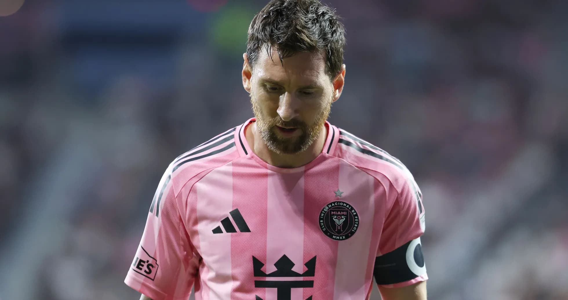 Jugador con camiseta rosa de Inter Miami en acción Jugador con camiseta rosa de Inter Miami en acción