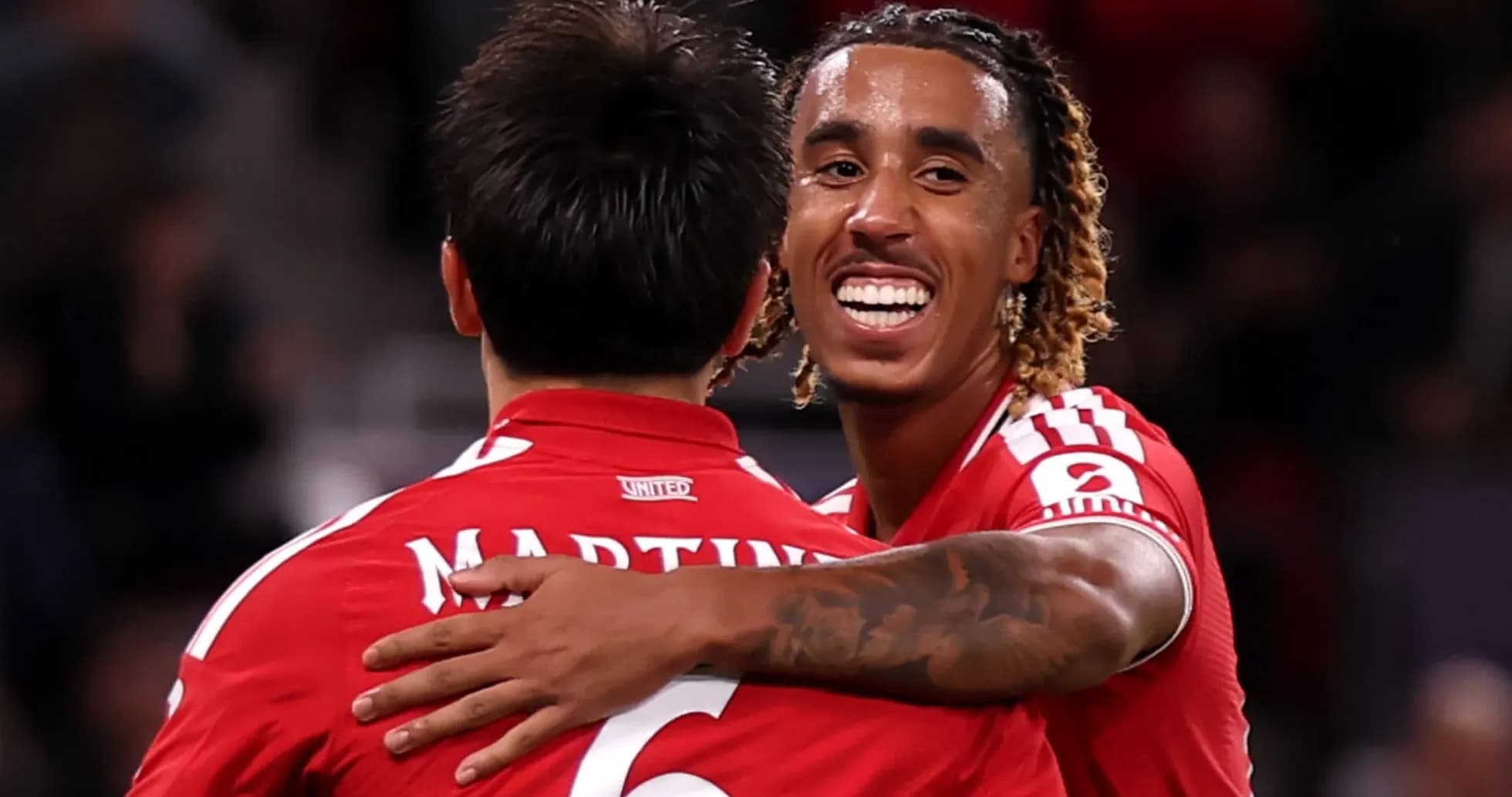 Jugadores abrazándose después de un gol anotado Jugadores abrazándose después de un gol anotado