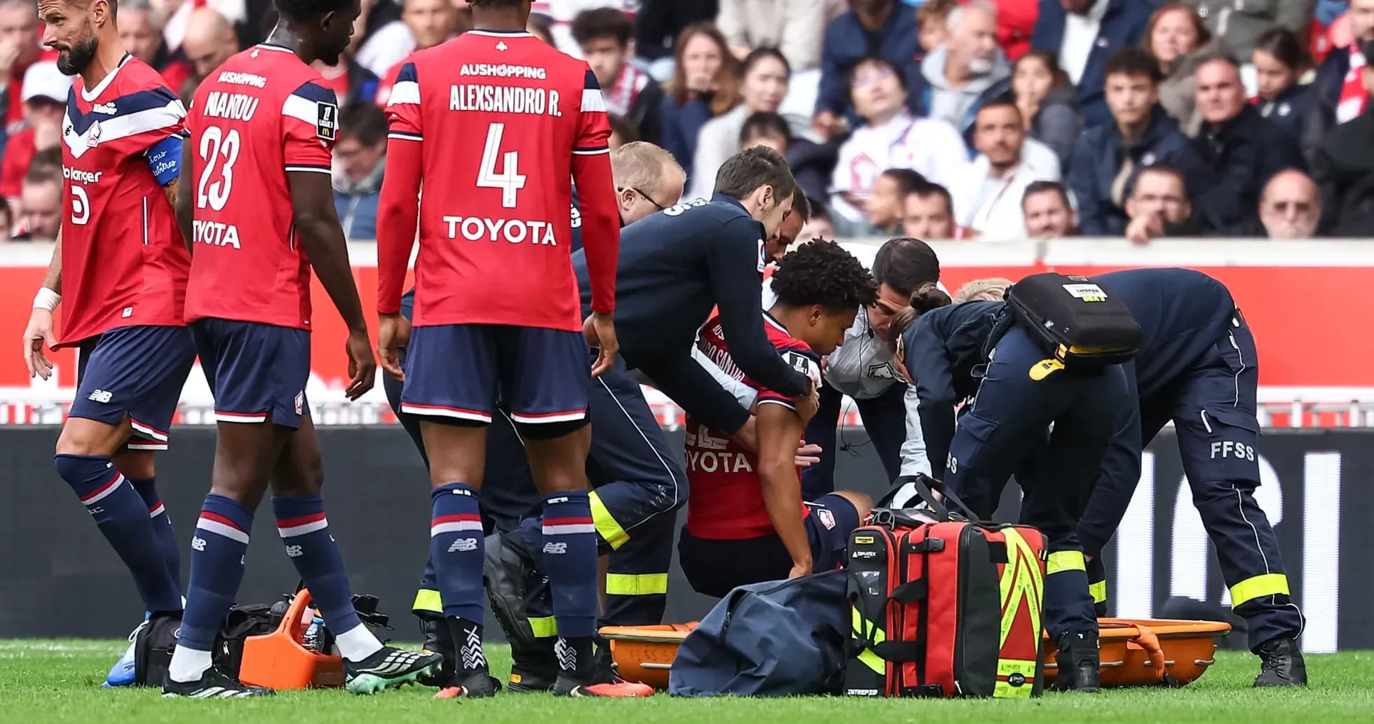 Jugadores de Lille rodeando a un compañero lesionado Jugadores de Lille rodeando a un compañero lesionado