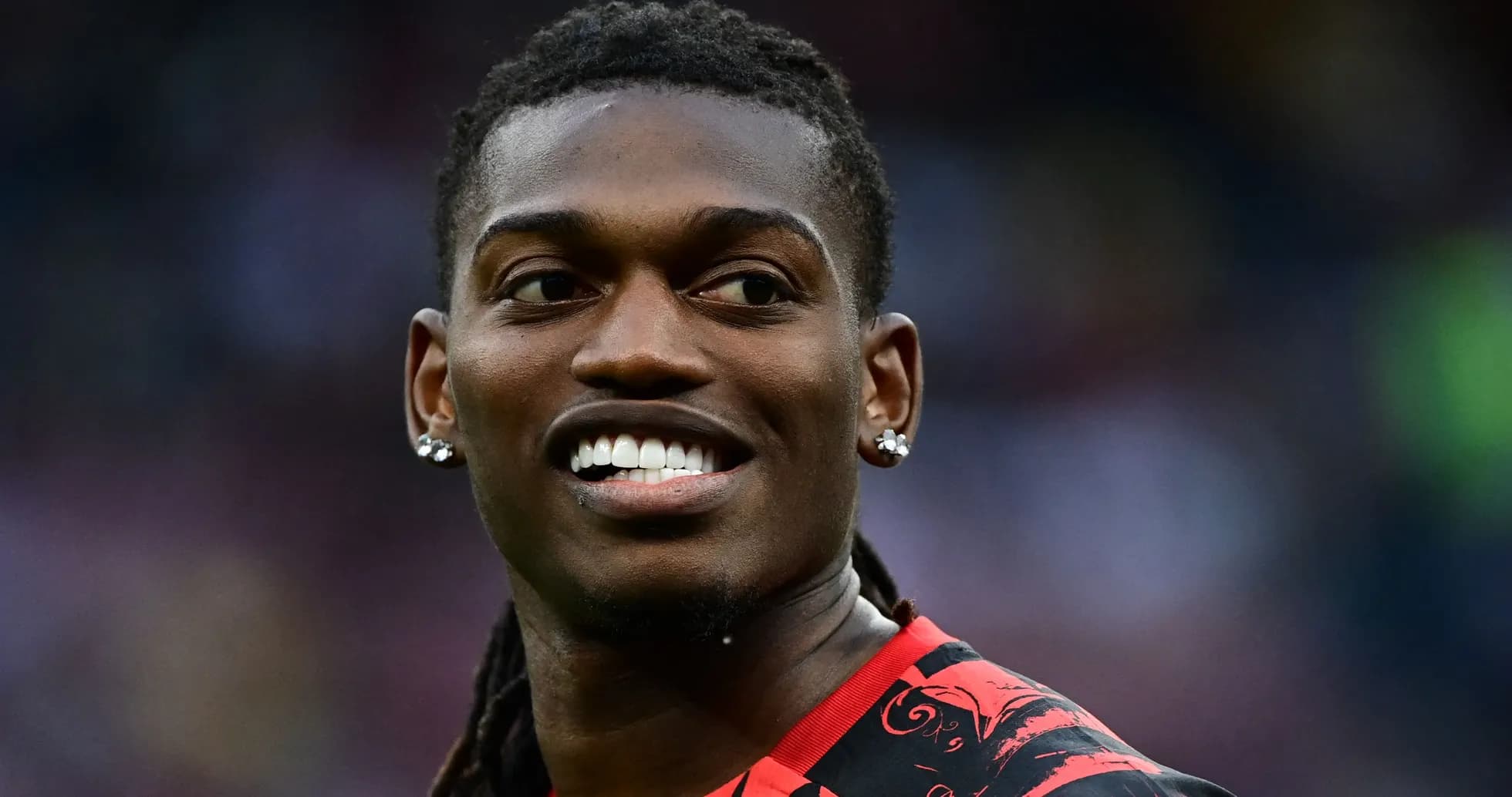 Jugador sonriendo en el campo de fútbol Jugador sonriendo en el campo de fútbol