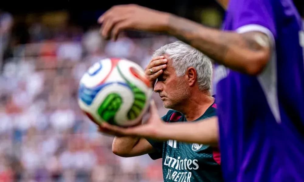 Entrenador con la mano en la frente durante partido Entrenador con la mano en la frente durante partido