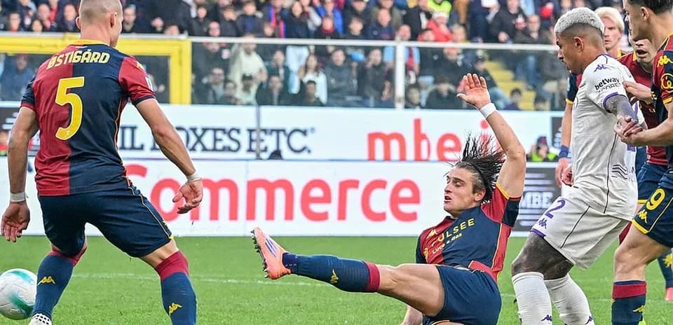 Jugador de Genoa cae en un partido contra Fiorentina Jugador de Genoa cae en un partido contra Fiorentina