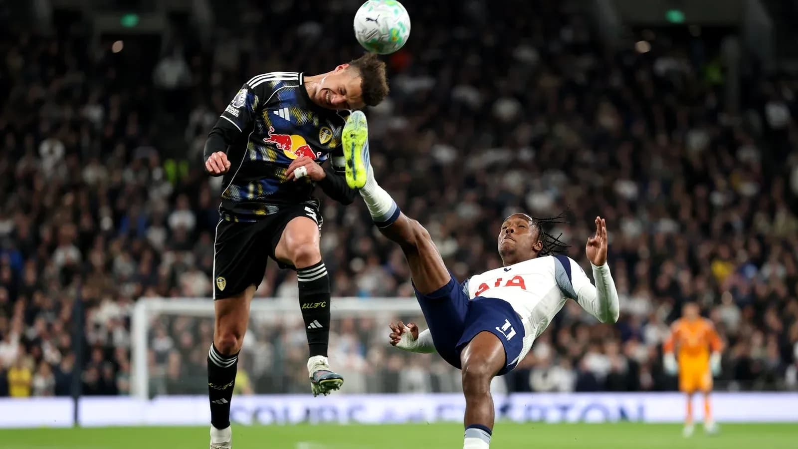 Portero de Leeds y jugador de Tottenham en acción Portero de Leeds y jugador de Tottenham en acción
