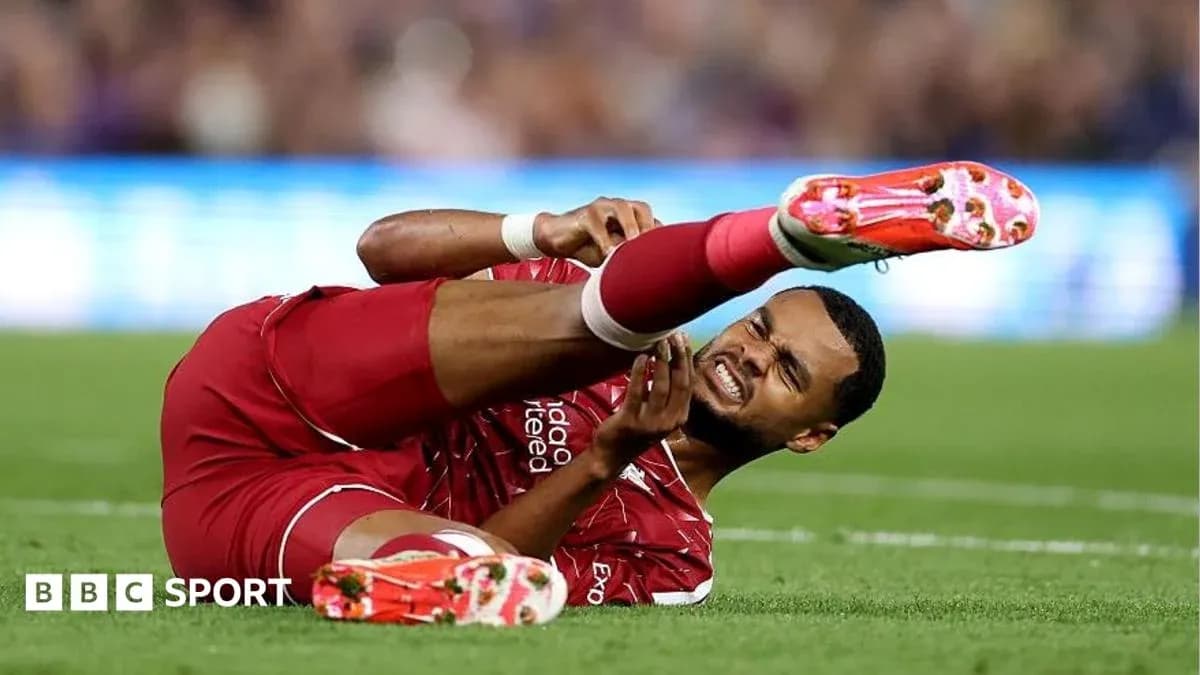 Jugador de Liverpool con dolor en el campo Jugador de Liverpool con dolor en el campo