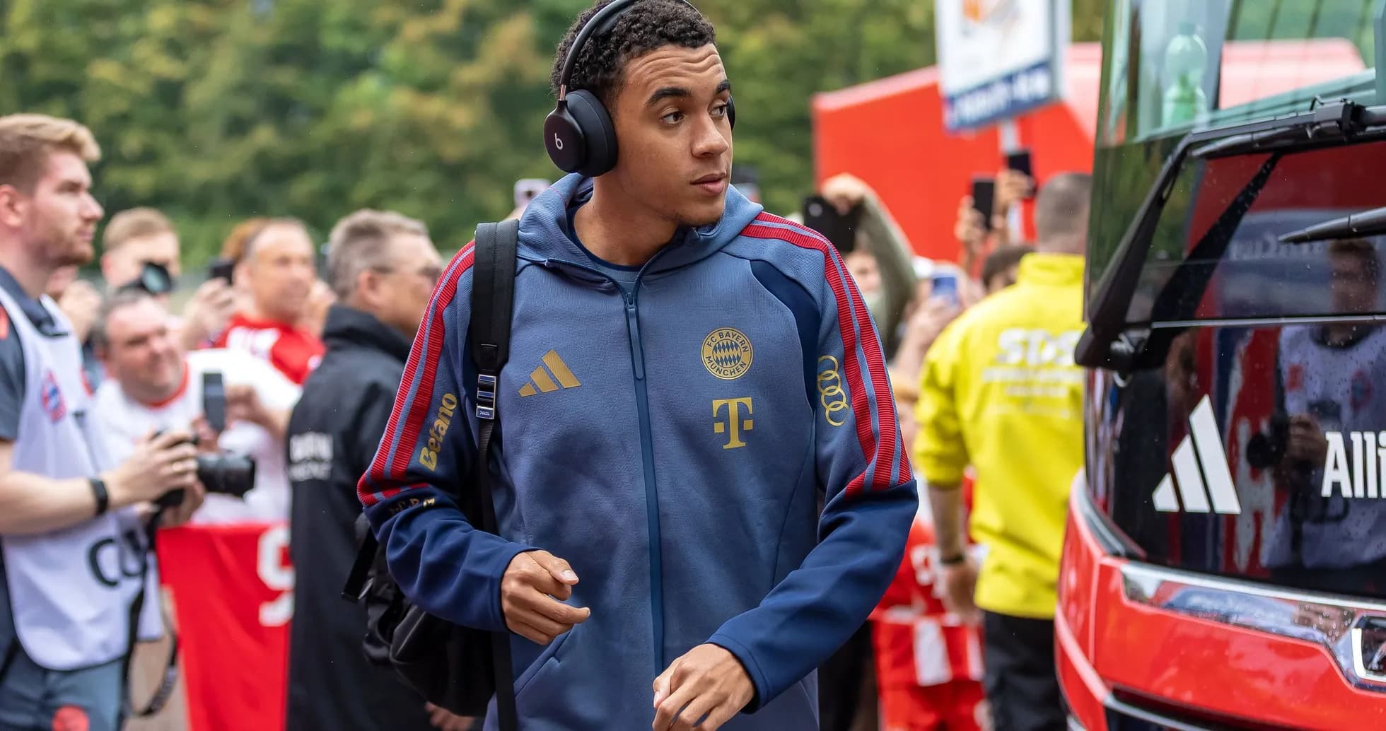 Jugador de Bayern Múnich llegando al estadio Jugador de Bayern Múnich llegando al estadio