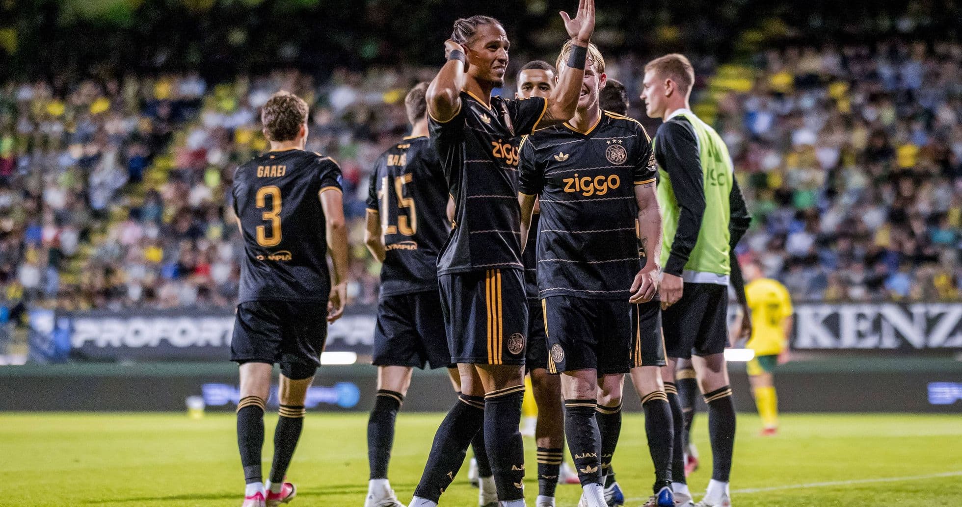 Jugadores de Ajax celebrando un gol en partido Jugadores de Ajax celebrando un gol en partido