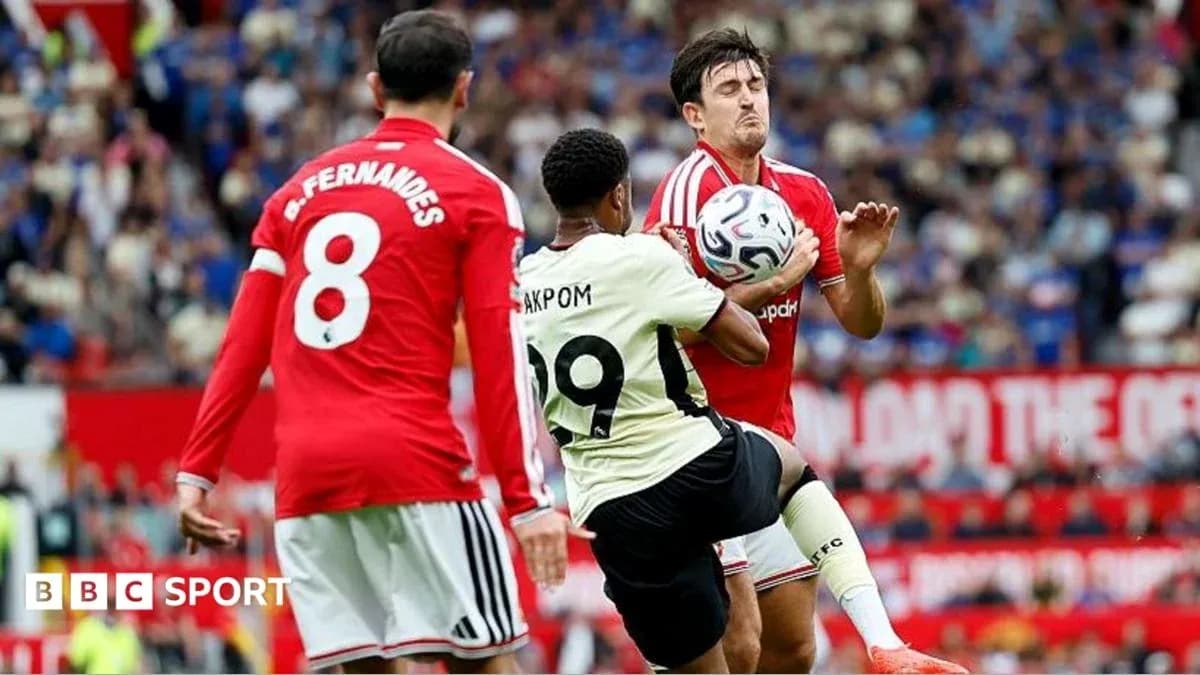 Jugador chutando el balón entre defensores en partido Jugador chutando el balón entre defensores en partido