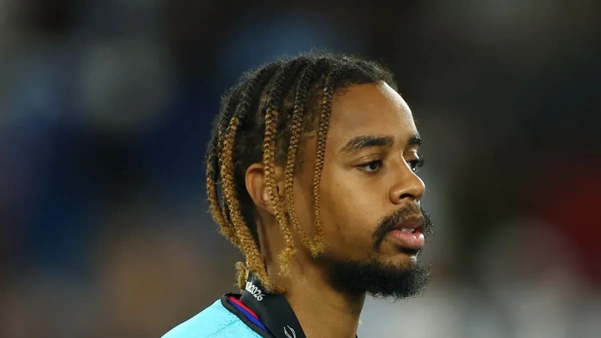 Jugador con trenzas en el campo de fútbol Jugador con trenzas en el campo de fútbol