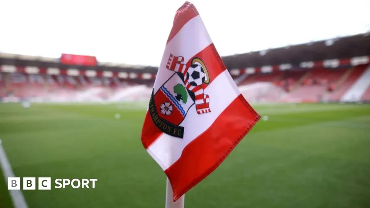 Esquina del campo con bandera de Southampton FC Esquina del campo con bandera de Southampton FC