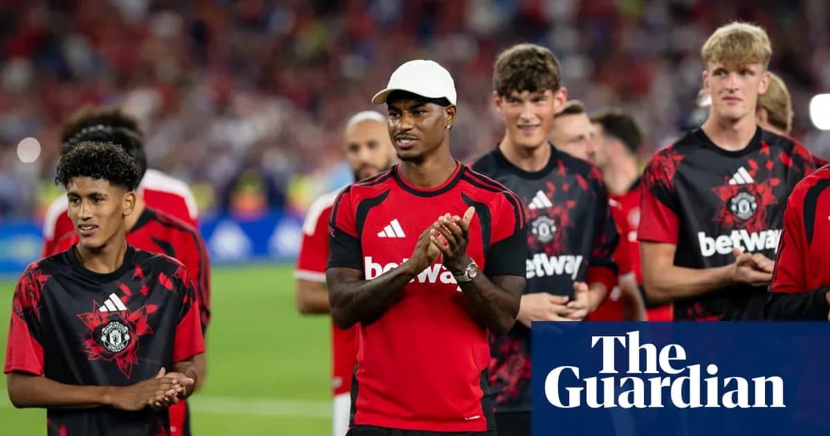 Jugadores de Manchester United en el campo tras partido Jugadores de Manchester United en el campo tras partido