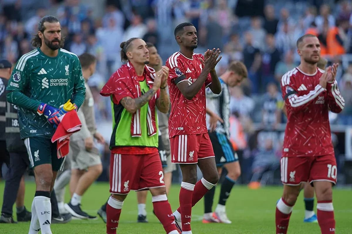 Jugadores del Liverpool aplaudiendo tras el partido Jugadores del Liverpool aplaudiendo tras el partido