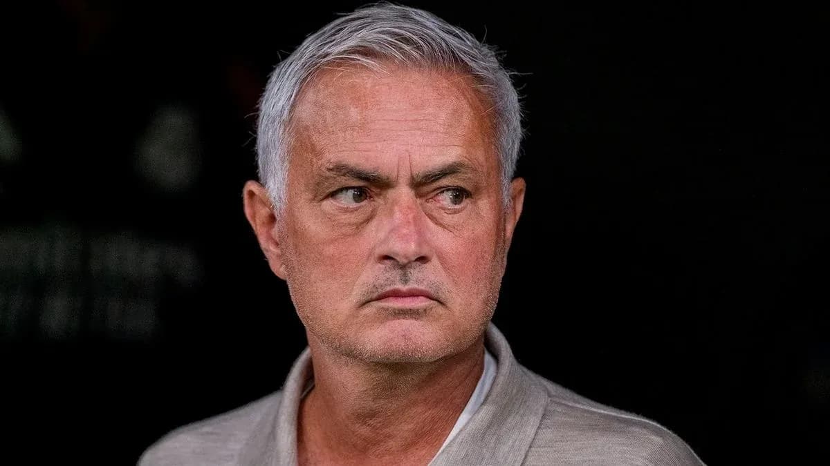 Entrenador observando desde el banquillo del partido Entrenador observando desde el banquillo del partido