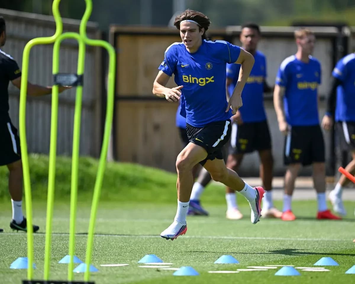 Jugador corriendo en entrenamiento con conos de agilidad Jugador corriendo en entrenamiento con conos de agilidad