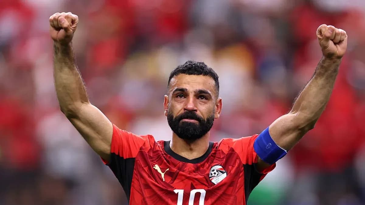 Jugador egipcio celebrando con los brazos levantados Jugador egipcio celebrando con los brazos levantados
