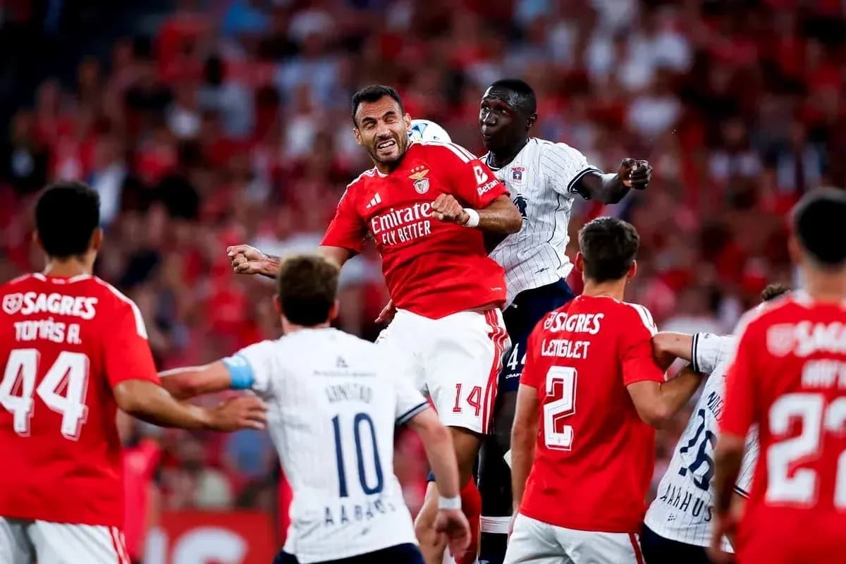 Acción de juego entre Aarhus y Benfica Acción de juego entre Aarhus y Benfica