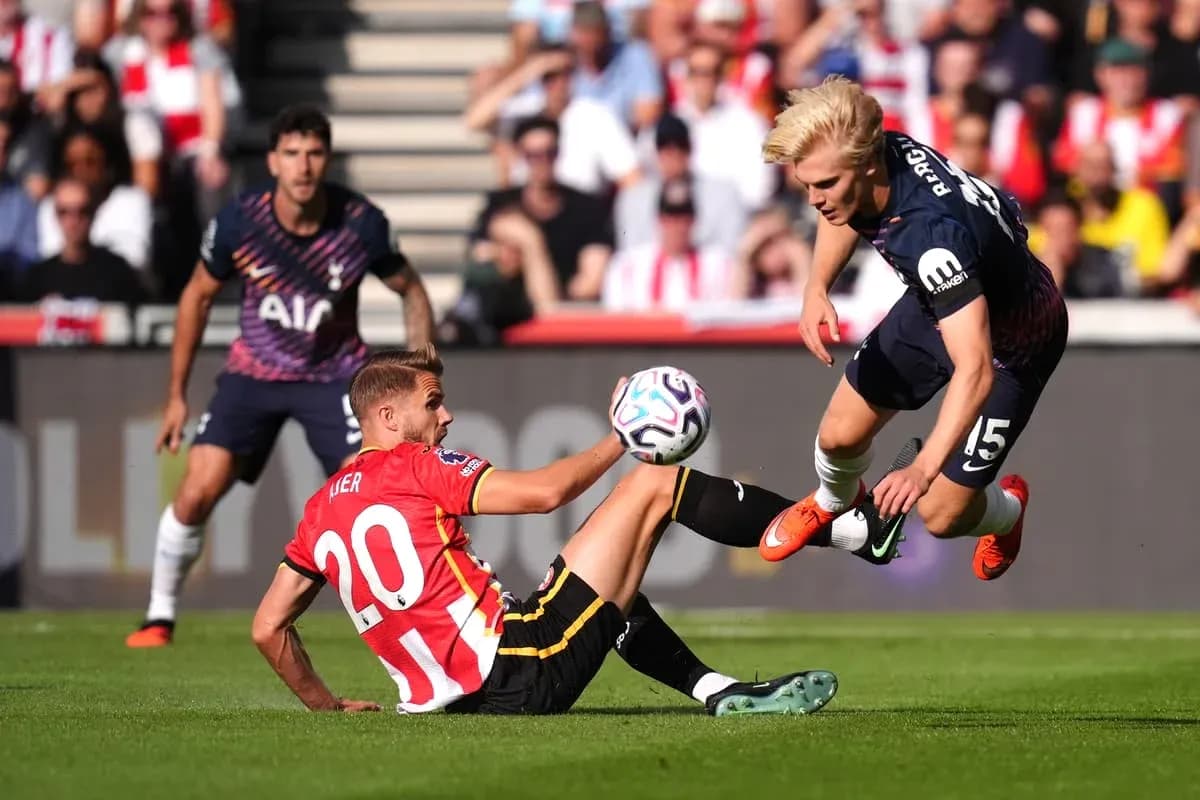 Jugador de Southampton cae mientras disputa el balón Jugador de Southampton cae mientras disputa el balón