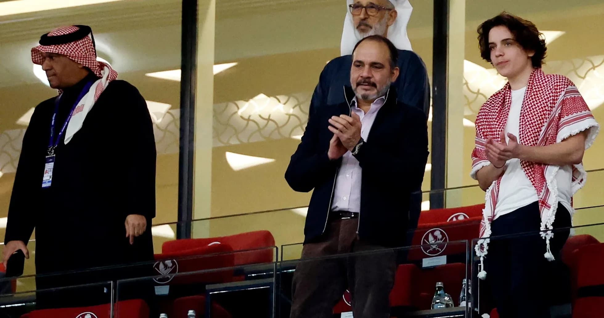 Grupo de personas aplaudiendo en un estadio Grupo de personas aplaudiendo en un estadio