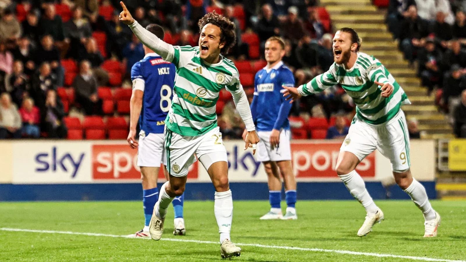 Jugador de Celtic celebra un gol en el partido Jugador de Celtic celebra un gol en el partido