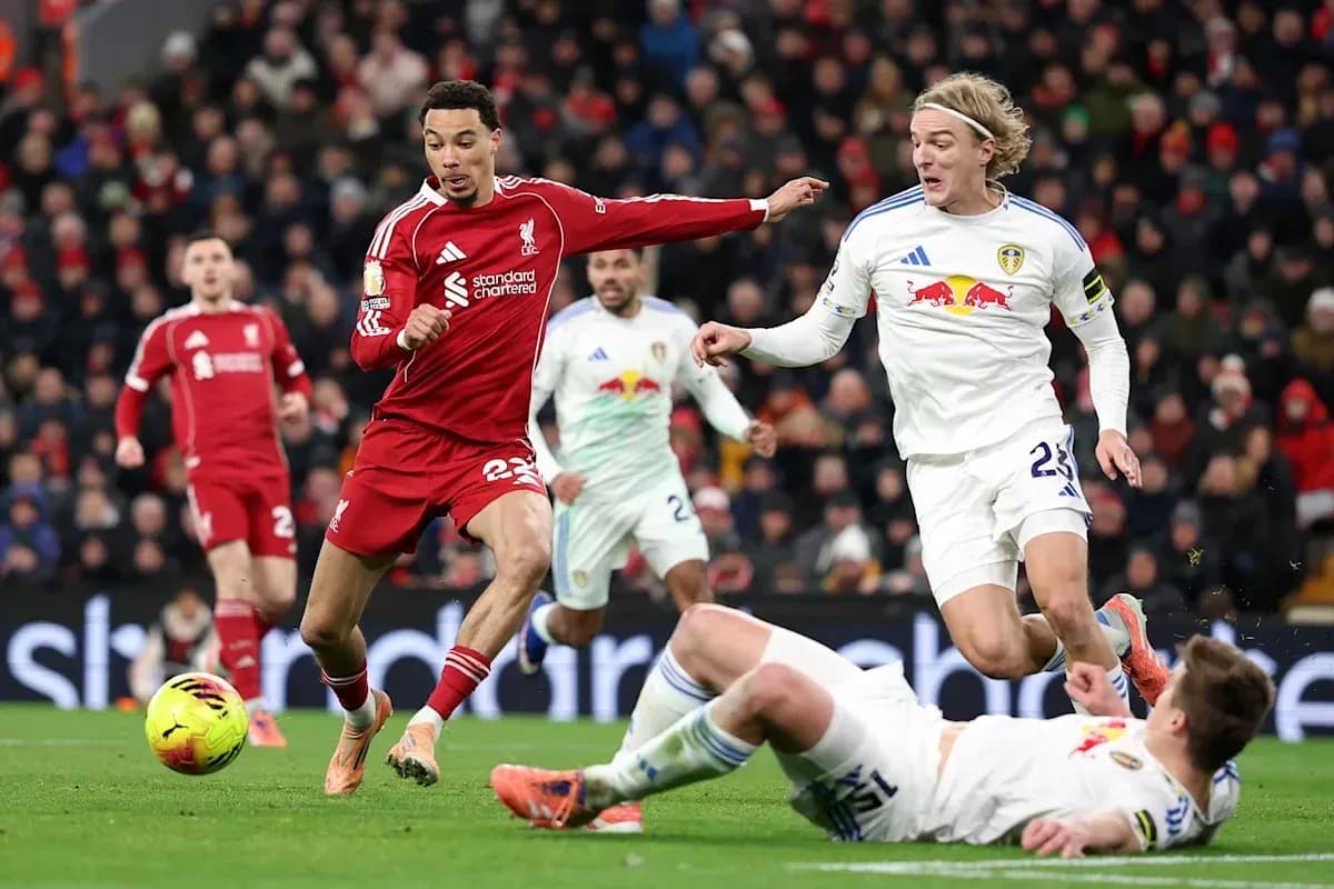 Jugadores de Liverpool y Leeds compitiendo por el balón Jugadores de Liverpool y Leeds compitiendo por el balón