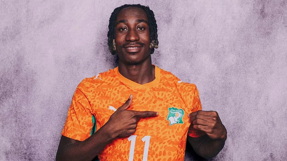 Jugador de fútbol con camiseta de Côte d'Ivoire Jugador de fútbol con camiseta de Côte d'Ivoire