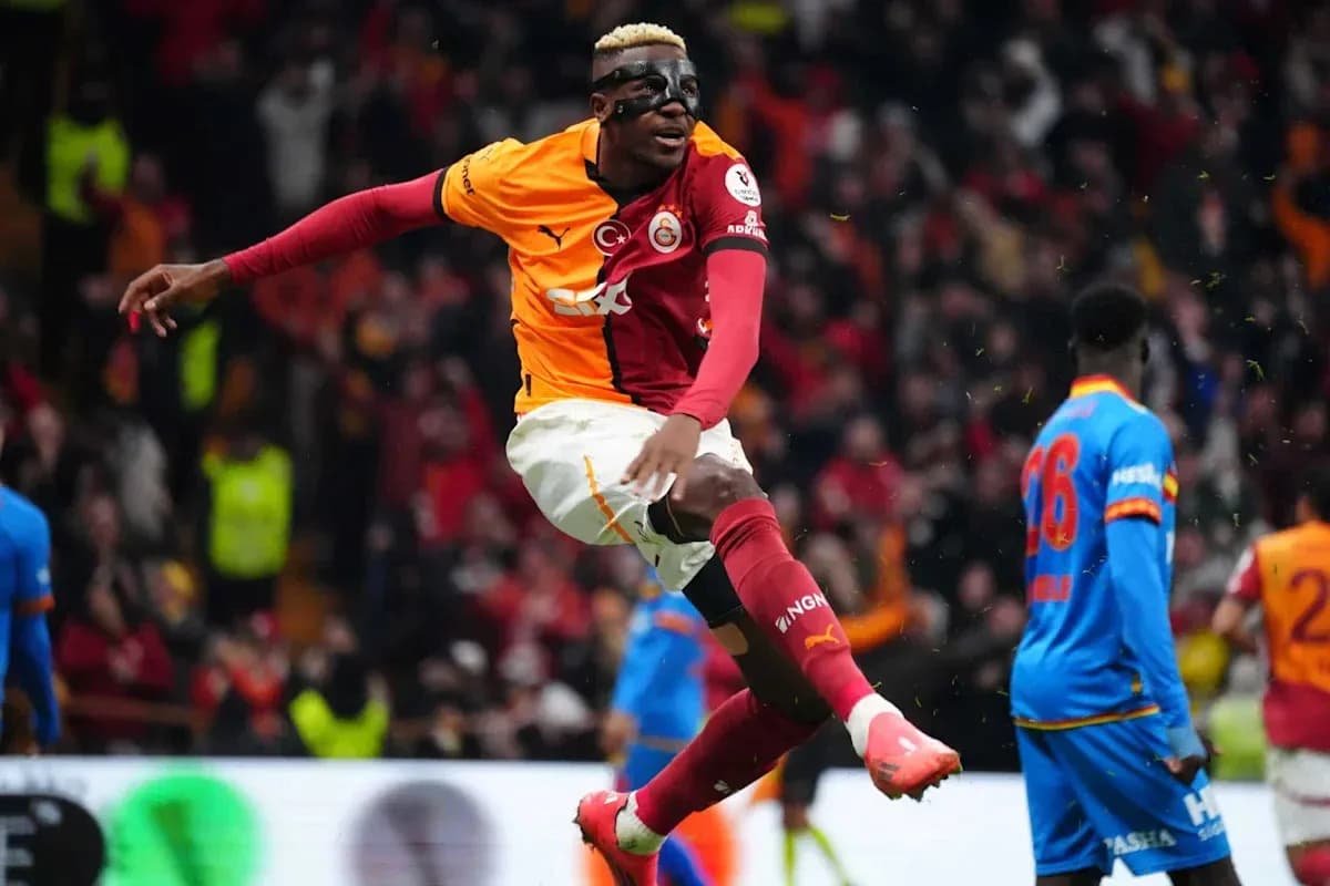 Jugador de Galatasaray celebrando un gol en el estadio Jugador de Galatasaray celebrando un gol en el estadio