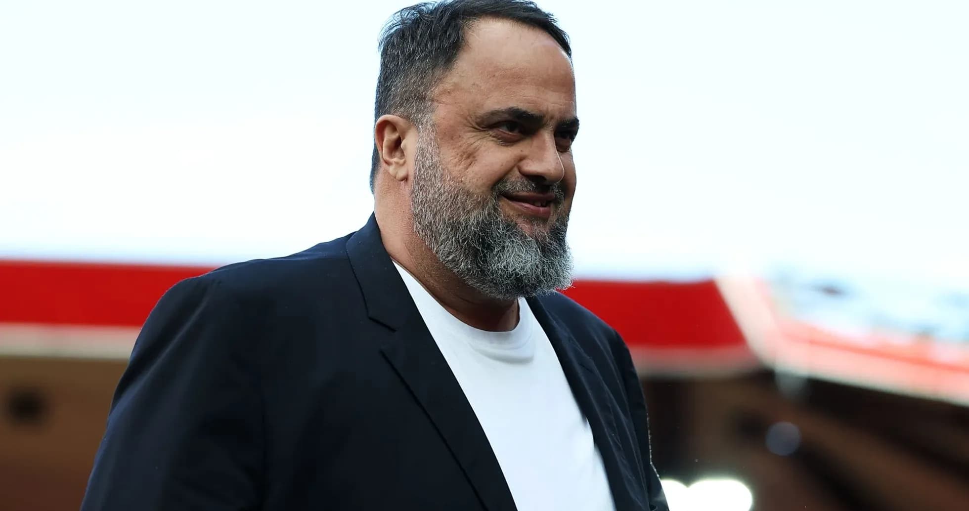 Hombre con barba y chaqueta negra en estadio Hombre con barba y chaqueta negra en estadio