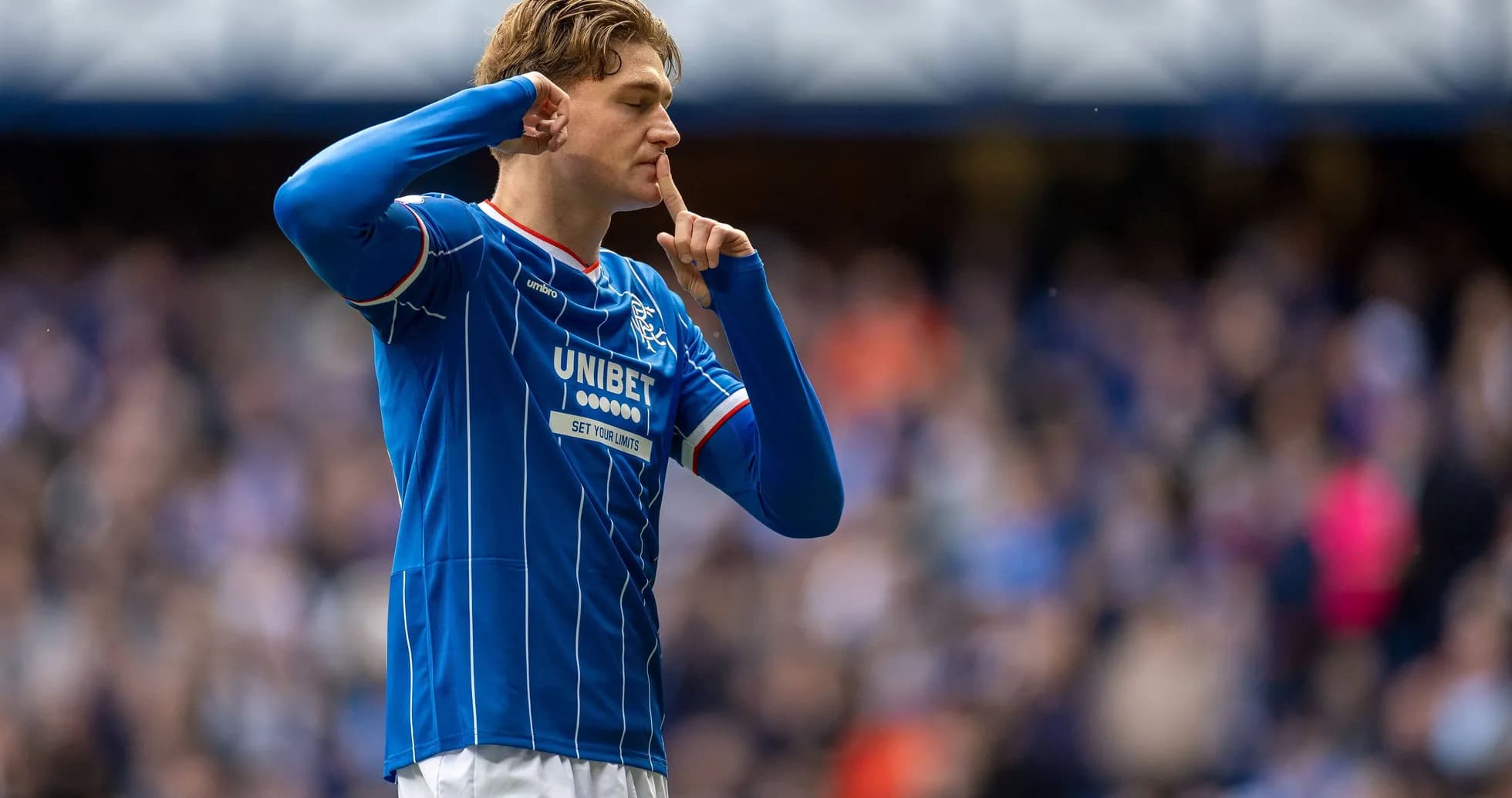 Jugador del Rangers haciendo gesto de silencio tras gol Jugador del Rangers haciendo gesto de silencio tras gol