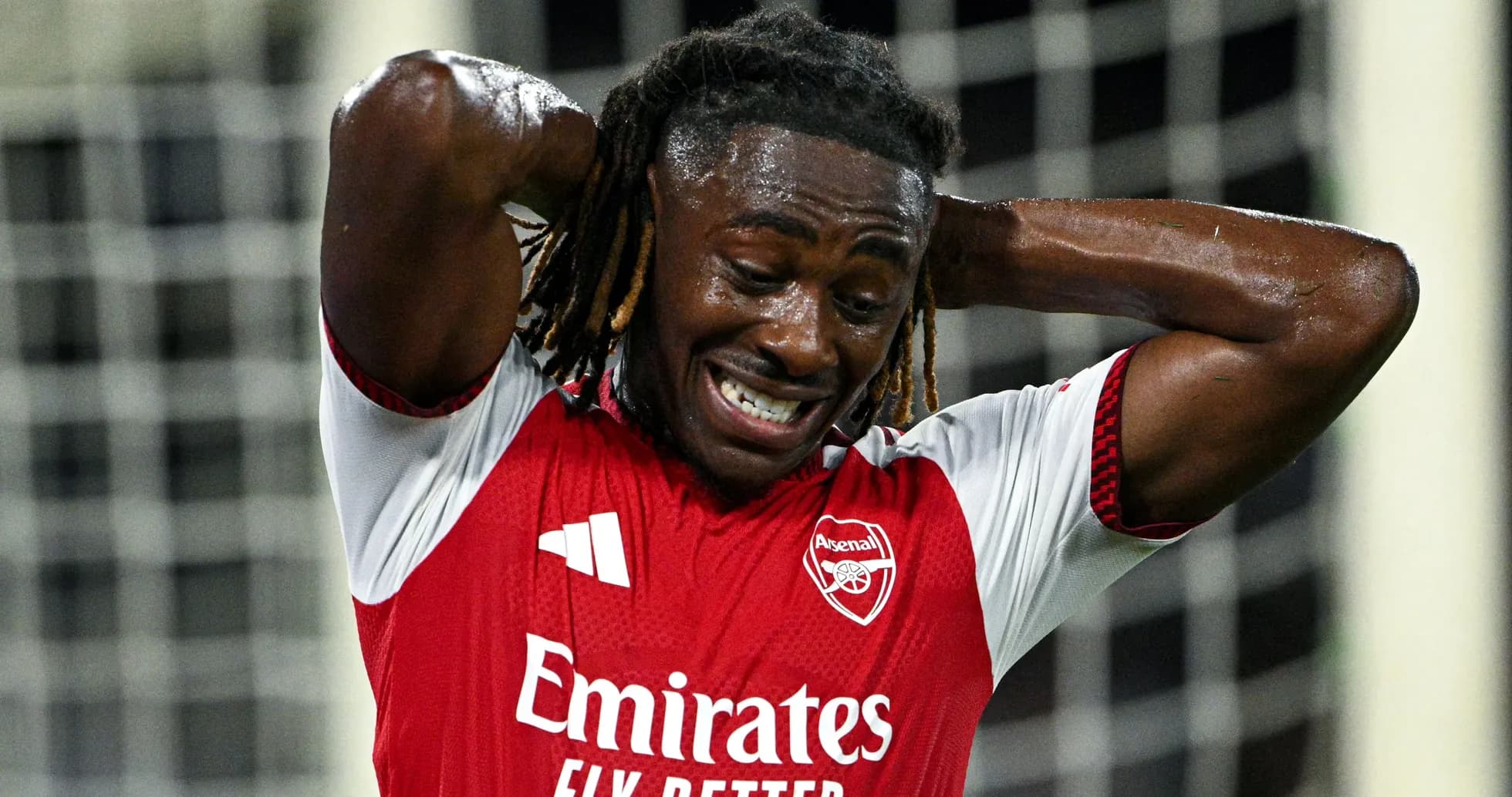 Jugador de Arsenal con manos en la cabeza Jugador de Arsenal con manos en la cabeza