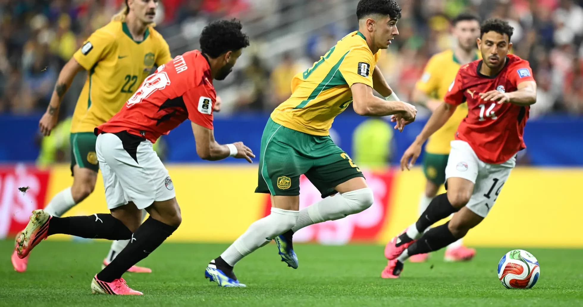 Jugadores compitiendo en el partido Australia vs Egipto Jugadores compitiendo en el partido Australia vs Egipto