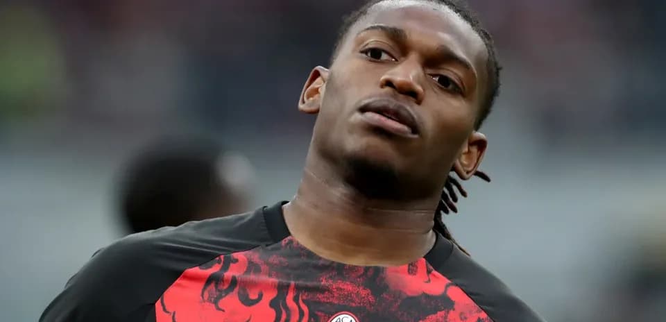 Jugador de AC Milan en calentamiento antes del partido Jugador de AC Milan en calentamiento antes del partido