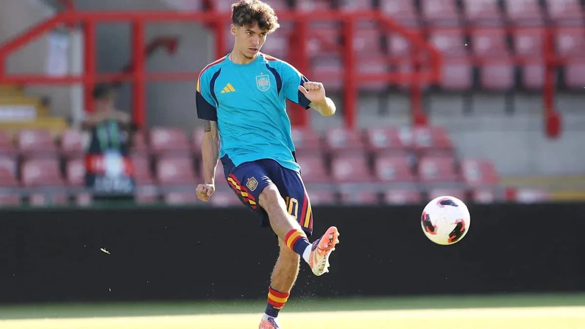 Jugador de España pateando un balón en entrenamiento Jugador de España pateando un balón en entrenamiento
