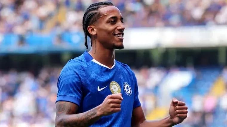 Jugador de Chelsea celebrando en el campo Jugador de Chelsea celebrando en el campo