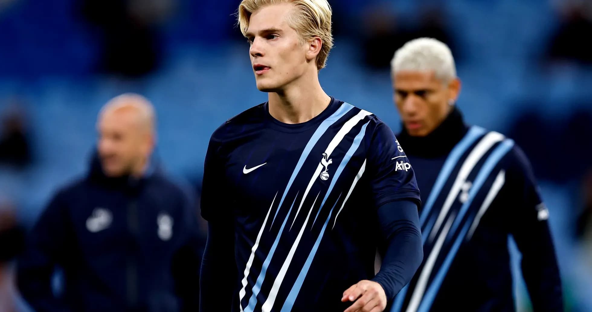 Jugador de Tottenham Hotspur en calentamiento previo al partido Jugador de Tottenham Hotspur en calentamiento previo al partido